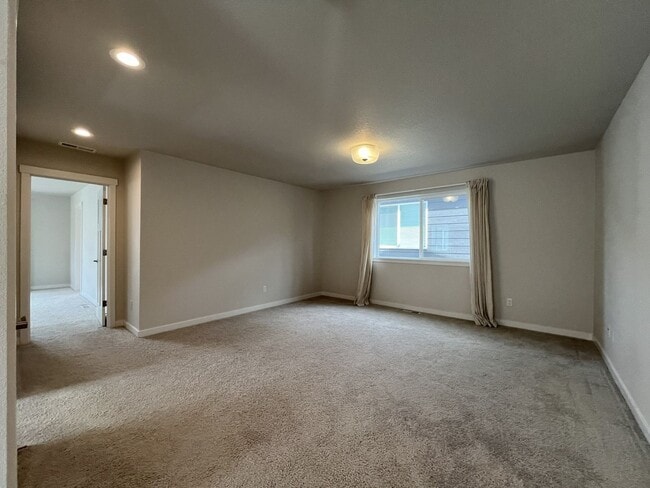 Building Photo - Stunning 2024 Built 5BR Home with Main-Level Suite, EV Charger & Covered Patio Near River Terrace