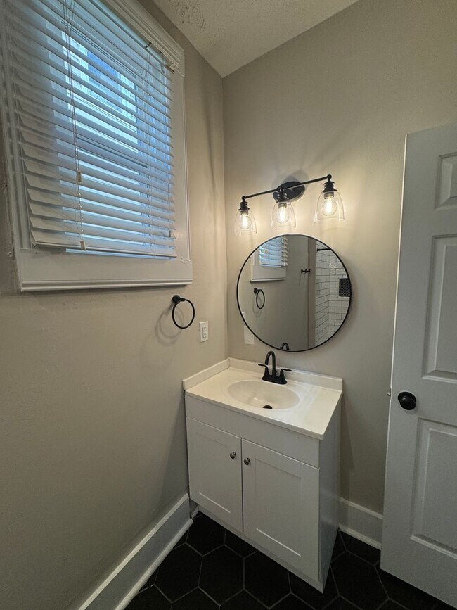 Building Photo - 1618ELL