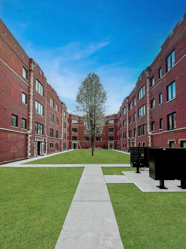 Primary Photo - 1341 W Estes Ave