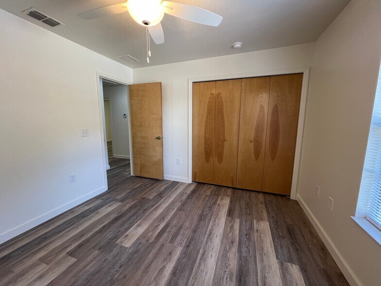 Building Photo - 1427 N Paris St