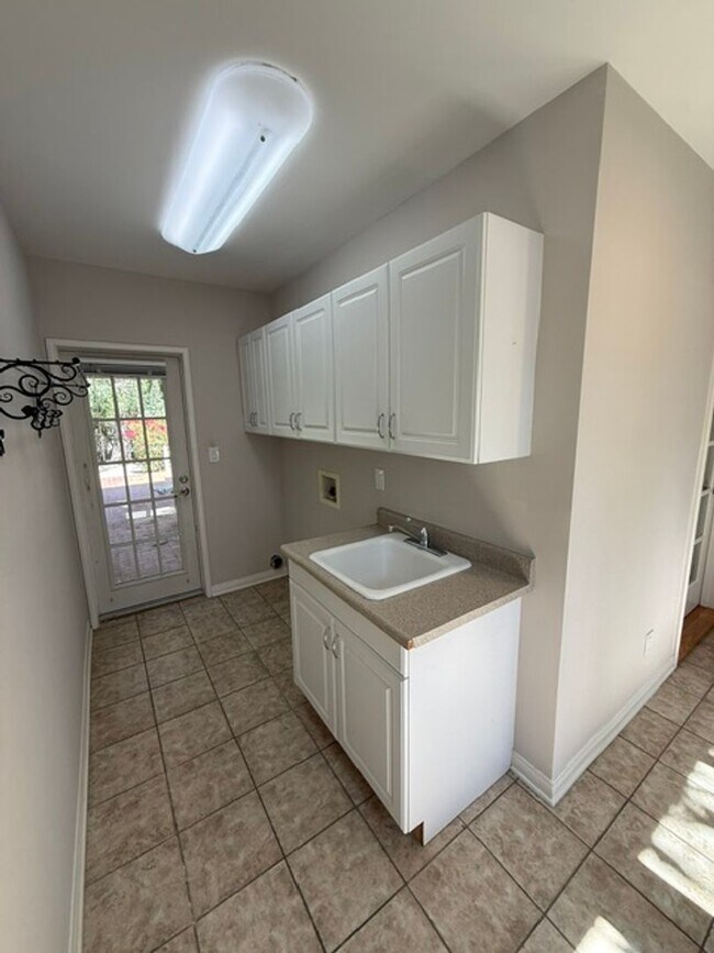 Building Photo - La Cañada Schools-  Family Home - Natural Hardwood, 2 car attached garage, Central A/C, New Appli...