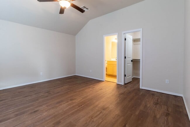 Building Photo - Spacious 2BD/2BTH Home Minutes away from Top Golf Chisholm Creek Shopping Center and Quail Spring...