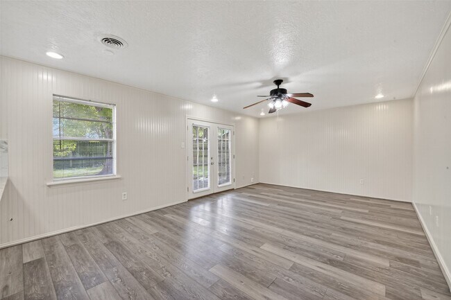 Building Photo - 9667 Meadowvale Dr