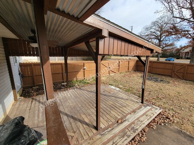 Building Photo - Town Park 3 bed 1 bath