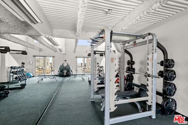 Building Photo - 838 N Doheny Dr