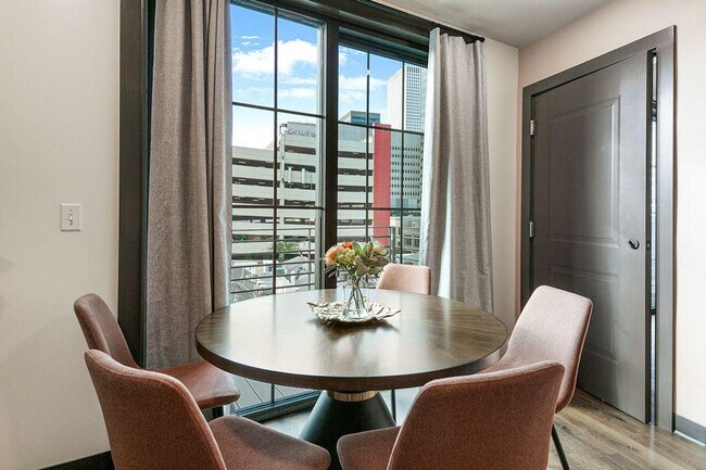 Building Photo - 611 Commerce St