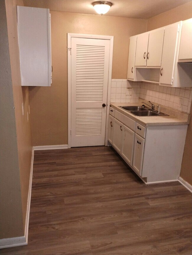 Building Photo - 2529 W Riverview Ave