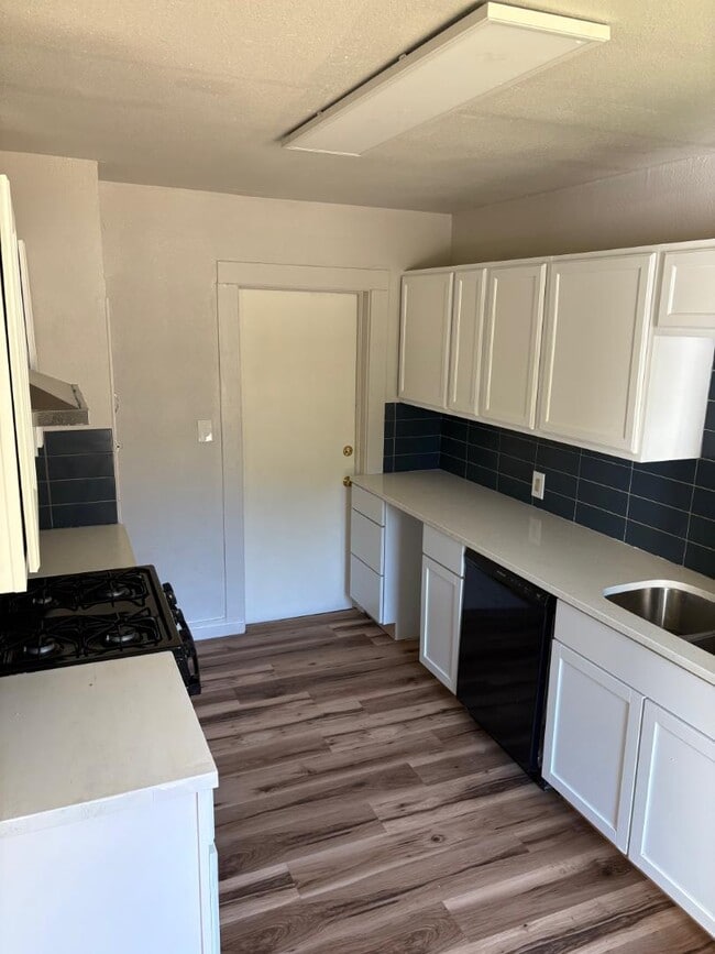 Building Photo - 406 S Fredonia St