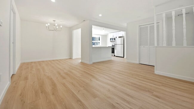 Building Photo - Fully Remodeled 2 Bed 2 Bath Front Unit in Prime Lynnwood Location