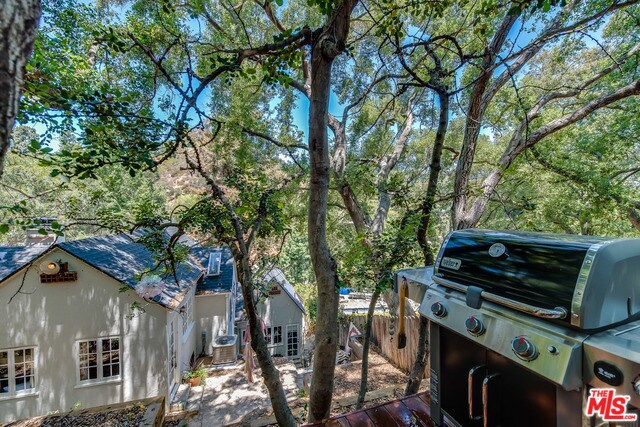 Building Photo - 8900 Hollywood Hills Rd