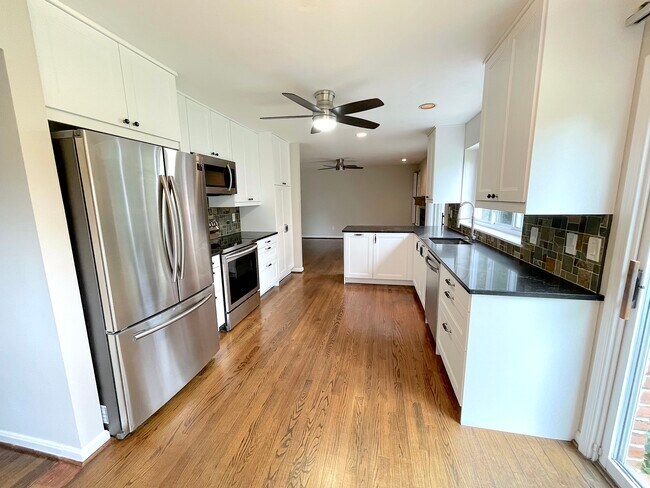 Building Photo - 5 Spring House Rd