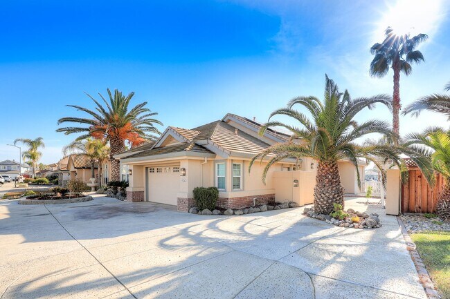 Building Photo - OPEN FLOOR PLAN WITH SIDEYARD PARKING AND ...