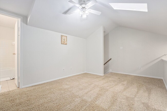 Building Photo - Excellent location under $1500!