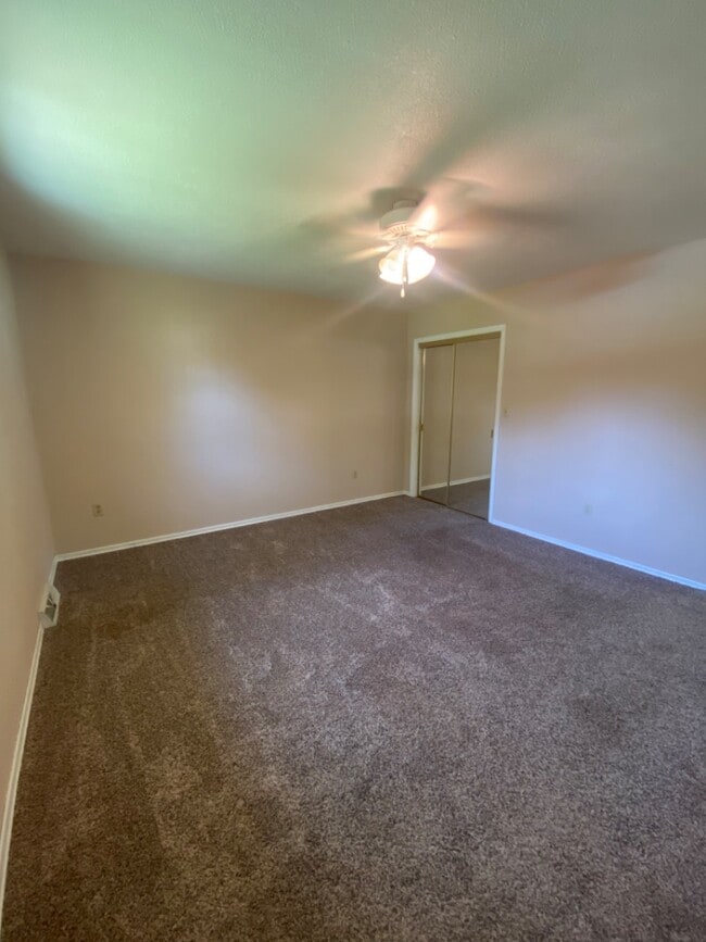 Building Photo - 1002 Glenn Dr