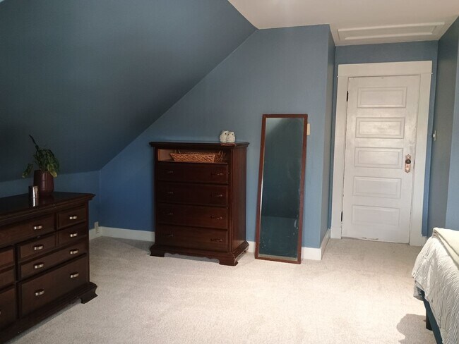 Building Photo - Spacious Craftsman in the Heart of North Spokane