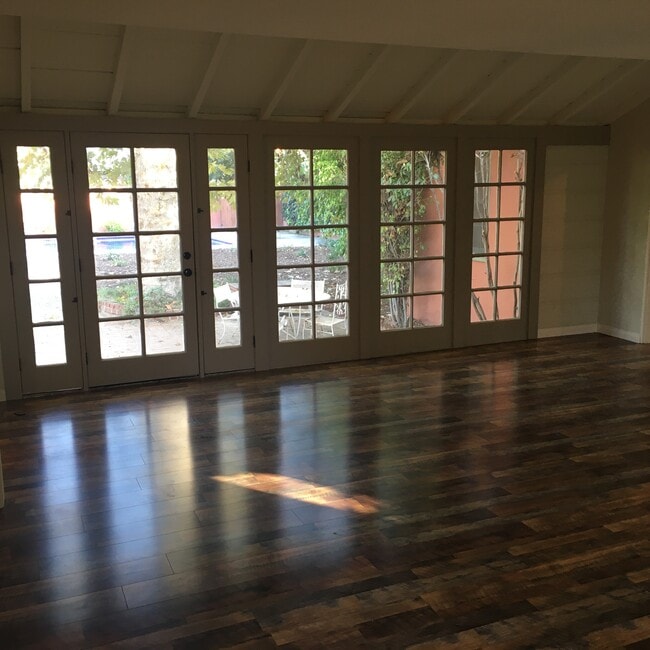 large living room - 5650 Rhodes Ave