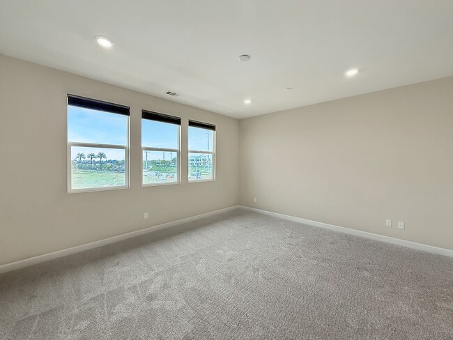 Building Photo - Great 4B/3.5BA Townhome in Oceanside!