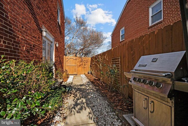 Building Photo - 1418 Dogwood Dr