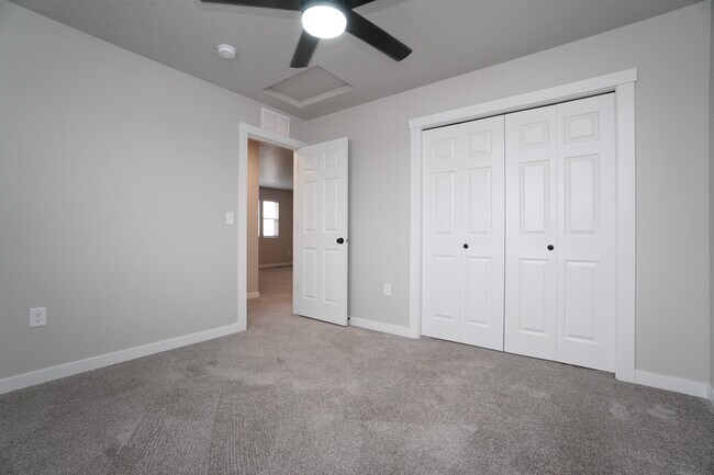 Building Photo - 1512 W Cub River Dr