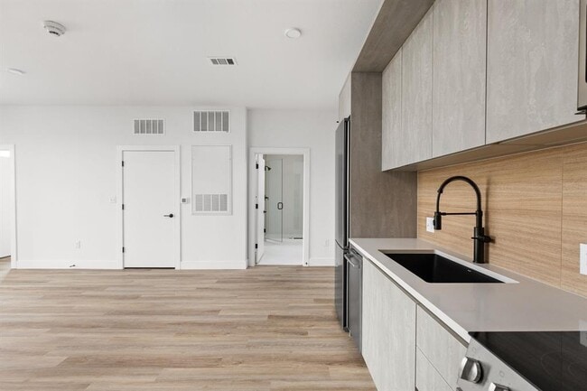 Building Photo - 4315 S Congress Ave