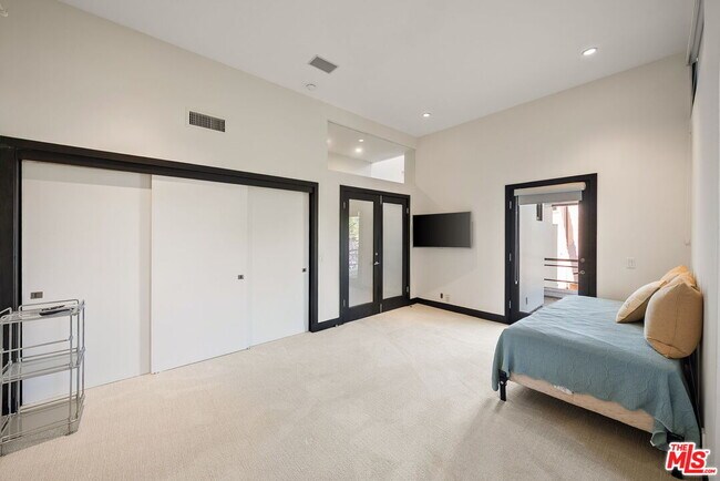 Building Photo - 215 S Anita Ave