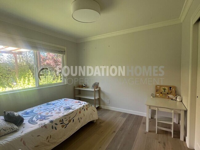 Building Photo - 643 Tanbark Terrace