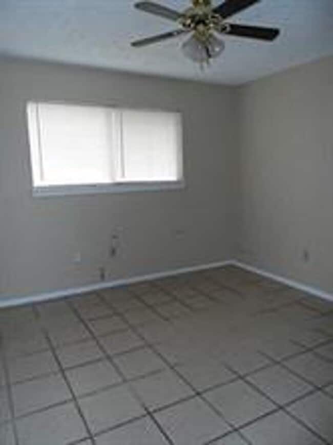 Building Photo - REFRESHED HALF DUPLEX IN IRVING!!