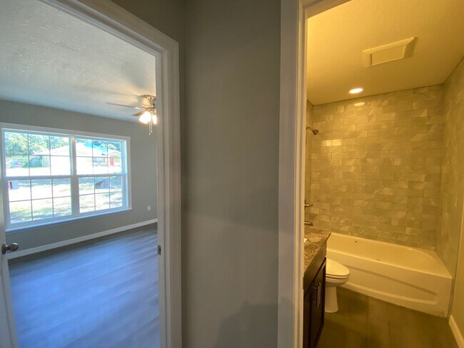 Building Photo - 10 Hemlock Cir Ct