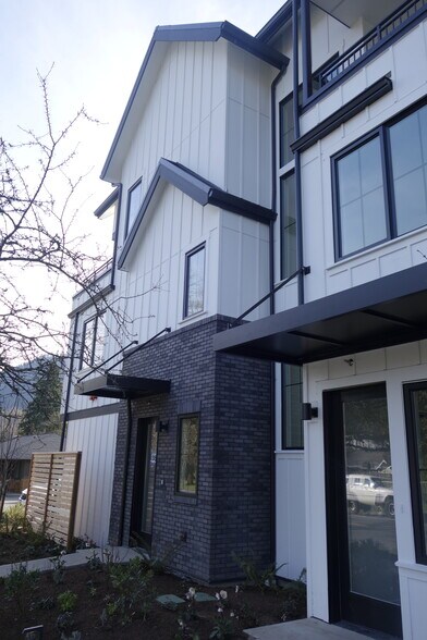 Building Photo - 35 2nd Ave SE