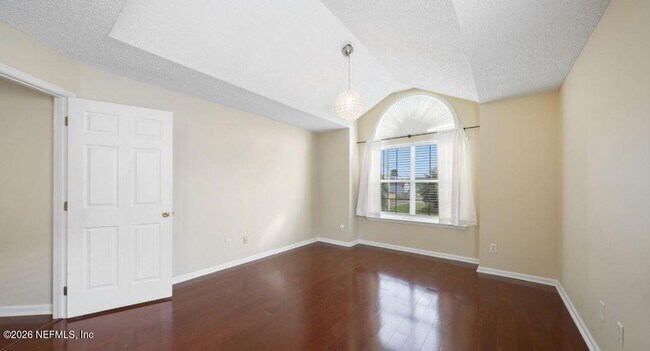 Building Photo - 629 10th Ave S