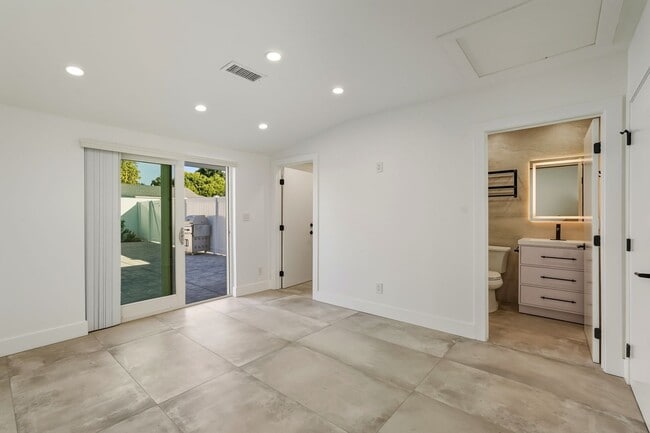 Building Photo - Luxury Newly Built 2 Bed, 2 Bath Home with Private Yard, Walk-In Closets & High-End Bespoke Kitchen