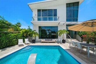 Building Photo - West 47th Street, Miami Beach, FL 33140 - 5 BR 5 BA single-family home