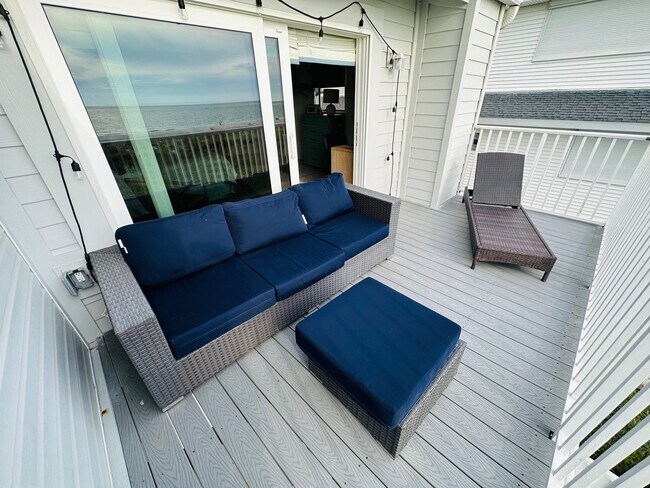 Building Photo - 12274 1st St W