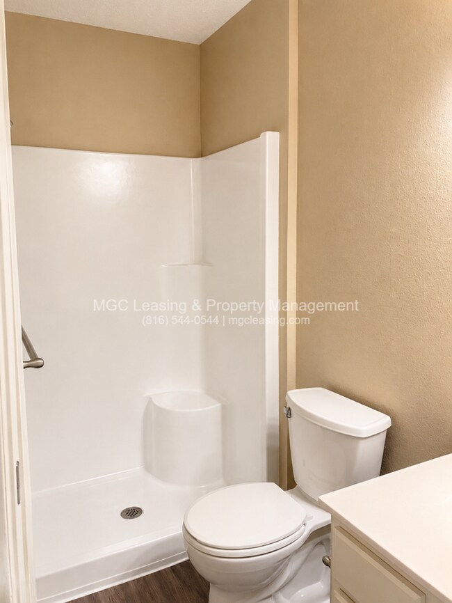 Building Photo - Spacious Townhome Near Shopping, Parks & Highways