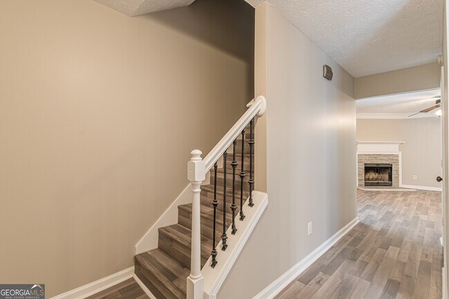 Building Photo - 5895 Hampton Ct