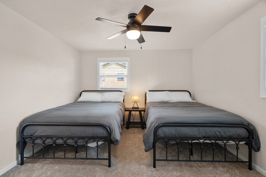 Building Photo - 2596 Parkwood Dr