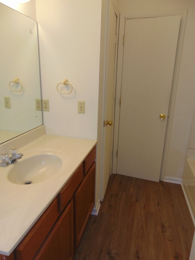 Building Photo - Nice 3 Bedroom 2.5 Bathroom Townhome!