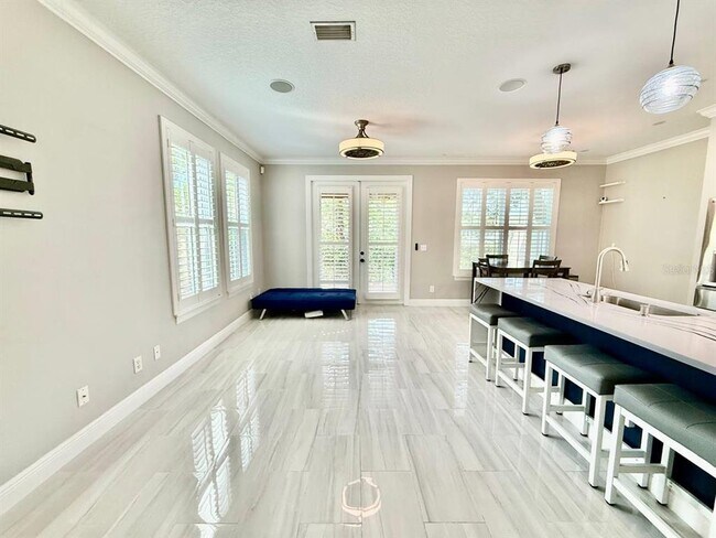 Building Photo - 505 S Tampania Ave