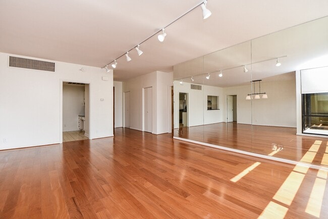 Building Photo - 5150 Hidalgo St