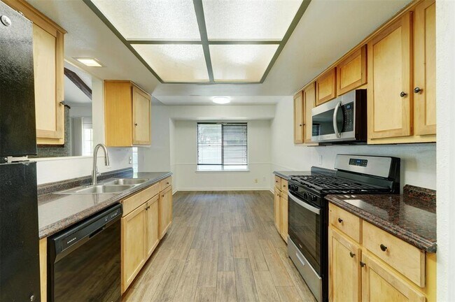 Building Photo - 10207 Rutland Village W