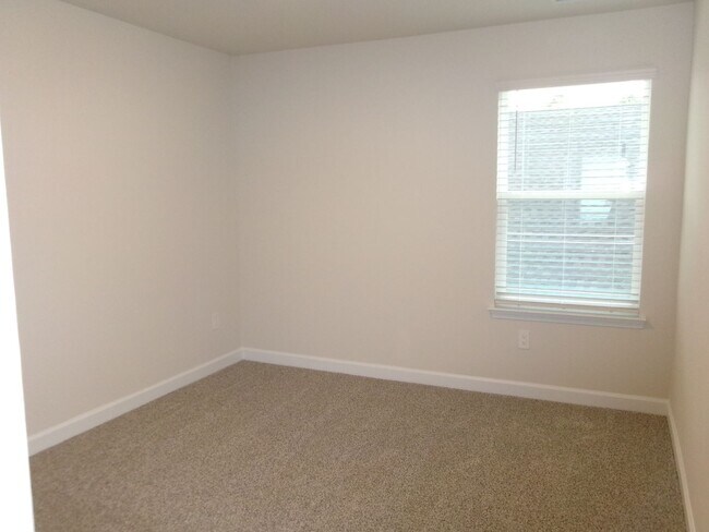 Building Photo - Spacious 4 bedroom home located in Clear Pond