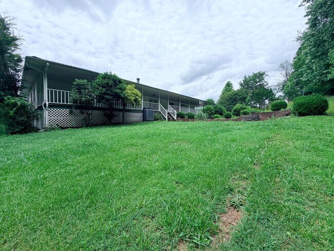 Building Photo - Secluded 3-Bedroom with Wrap-Around Porch -- Jonesborough