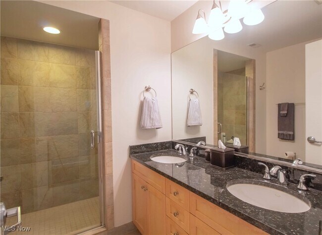 Building Photo - 701 W Lakeside Ave