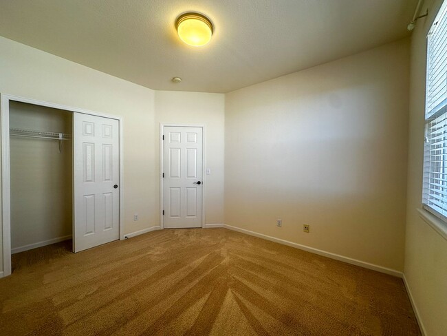 Building Photo - Luxurious Castle Pine living awaits!