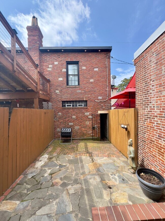 Building Photo - Inviting 3-Bedroom Single Family Townhome ...