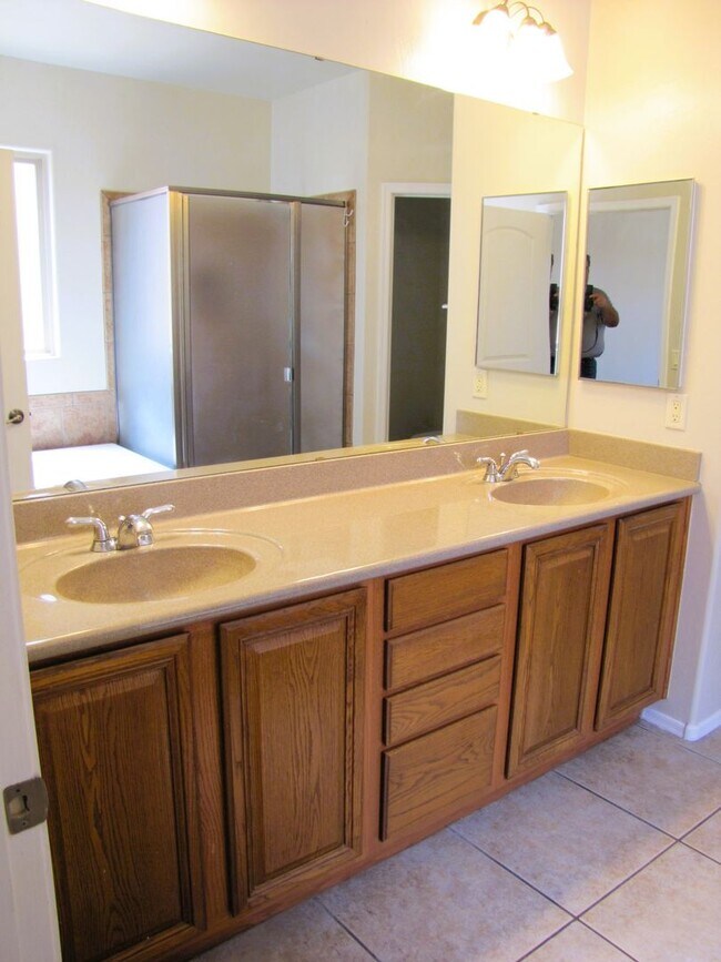 Building Photo - Spacious 3BR/2BA/2.5 CG, 2167 sq.ft. renta...