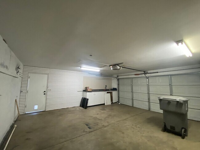 Building Photo - Recently Remodeled 3 BD 2 BA House in a Desirable SW Bakersfield