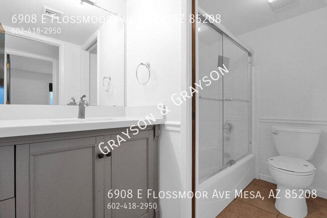 Building Photo - Stunning Two-Bedroom Home Ready for Immediate Move-In!