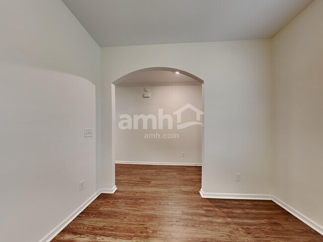 Building Photo - 614 Redbud Ln