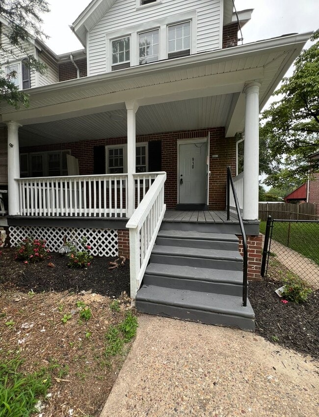 Building Photo - Renovated 3 Bedroom End Unit Available Now!